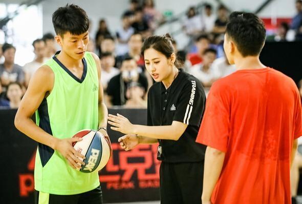 中国最美女裁判走红！23岁甜美可爱，网友：美得令人怦然心动