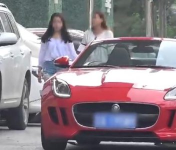 ​男子开豪车搭讪美女，没想到美女比他还热情，闺蜜做法让人称赞！