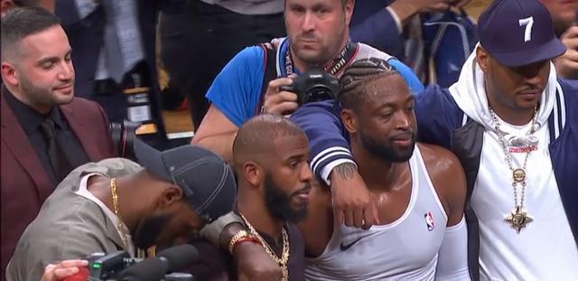 兄弟情 韦德最后一站拒绝与对手交换球衣，而选择给了自己的兄弟