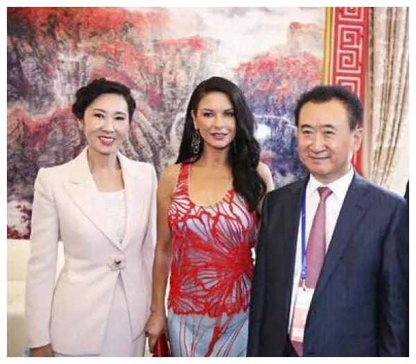 中国最漂亮的五个富豪妻子，谁更有气质呢？