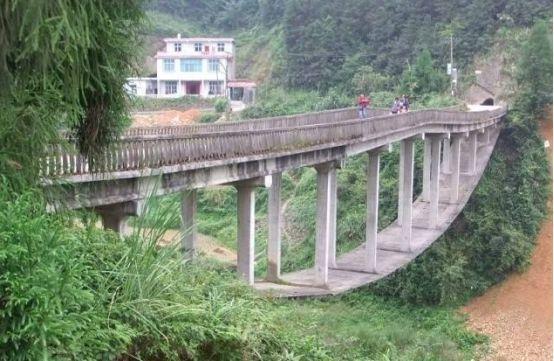 中国最“怪”大桥，网友：施工图纸拿反了？