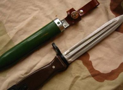 ​中国最凶猛4大军刀：图一设计了4道血槽，图四功能最多！