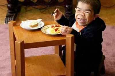 ​全世界最矮的人，只有70厘米身高，以取乐别人为生！