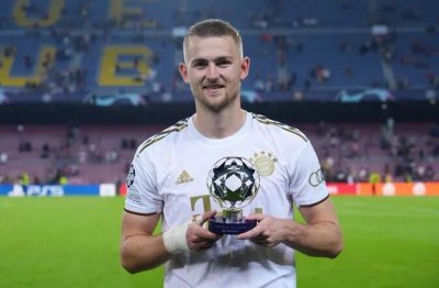 ​全场5次解围，官方：德利赫特当选vs巴萨一役全场最佳球员