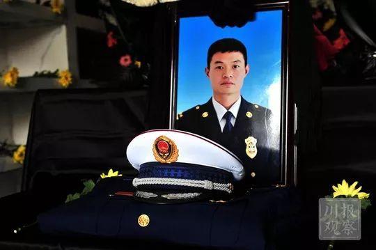 魂归故里！凉山火灾牺牲英雄回家，万千群众含泪迎接，送救火英雄“最后一程”