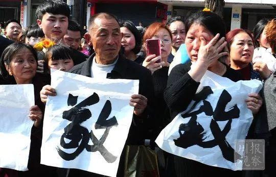 魂归故里！凉山火灾牺牲英雄回家，万千群众含泪迎接，送救火英雄“最后一程”