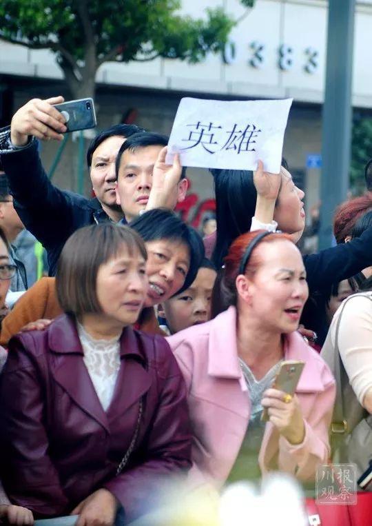 魂归故里！凉山火灾牺牲英雄回家，万千群众含泪迎接，送救火英雄“最后一程”