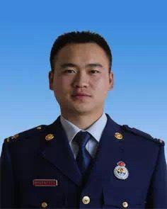 魂归故里！凉山火灾牺牲英雄回家，万千群众含泪迎接，送救火英雄“最后一程”