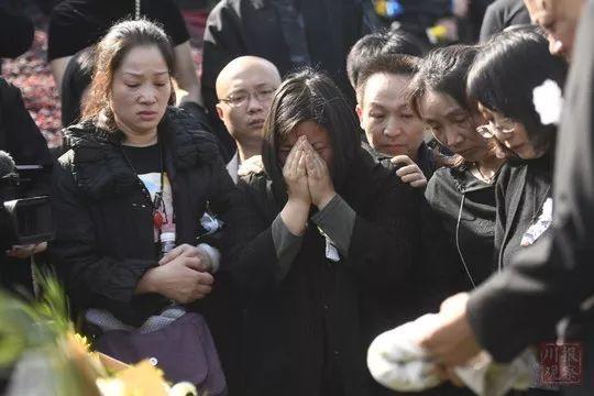 魂归故里！凉山火灾牺牲英雄回家，万千群众含泪迎接，送救火英雄“最后一程”