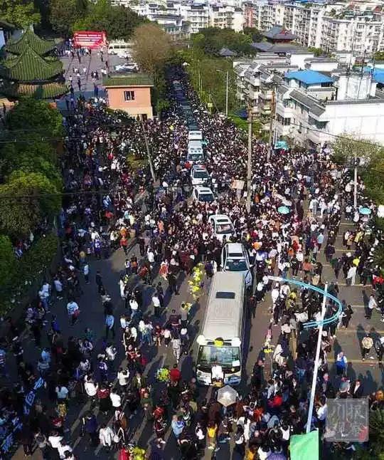 魂归故里！凉山火灾牺牲英雄回家，万千群众含泪迎接，送救火英雄“最后一程”