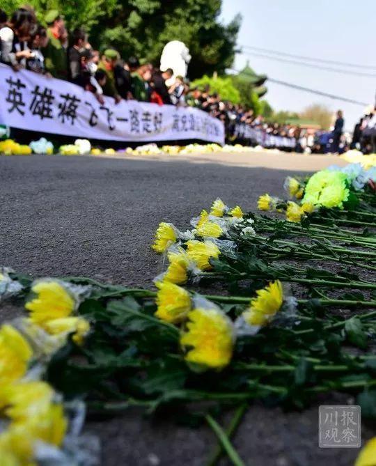 魂归故里！凉山火灾牺牲英雄回家，万千群众含泪迎接，送救火英雄“最后一程”