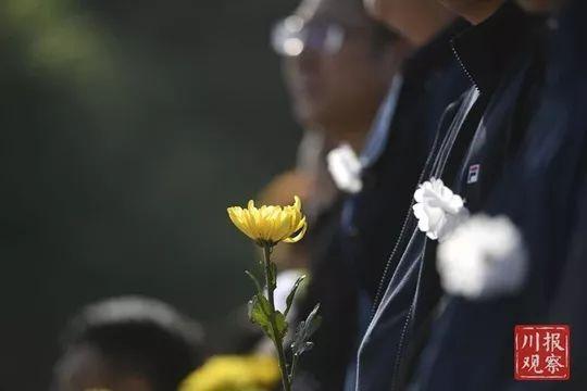 魂归故里！凉山火灾牺牲英雄回家，万千群众含泪迎接，送救火英雄“最后一程”