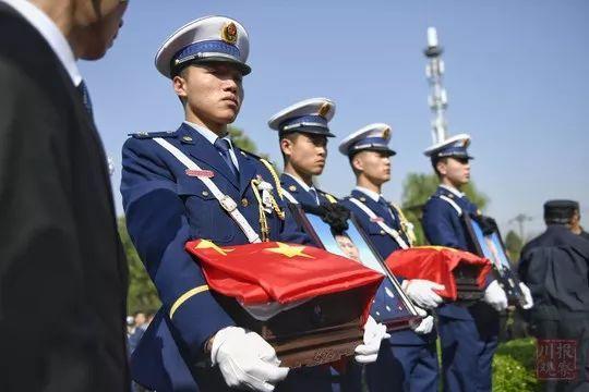 魂归故里！凉山火灾牺牲英雄回家，万千群众含泪迎接，送救火英雄“最后一程”