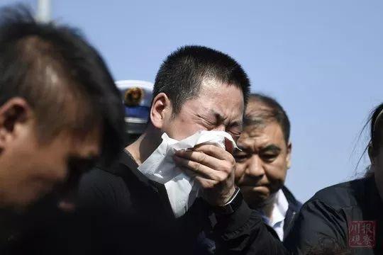 魂归故里！凉山火灾牺牲英雄回家，万千群众含泪迎接，送救火英雄“最后一程”