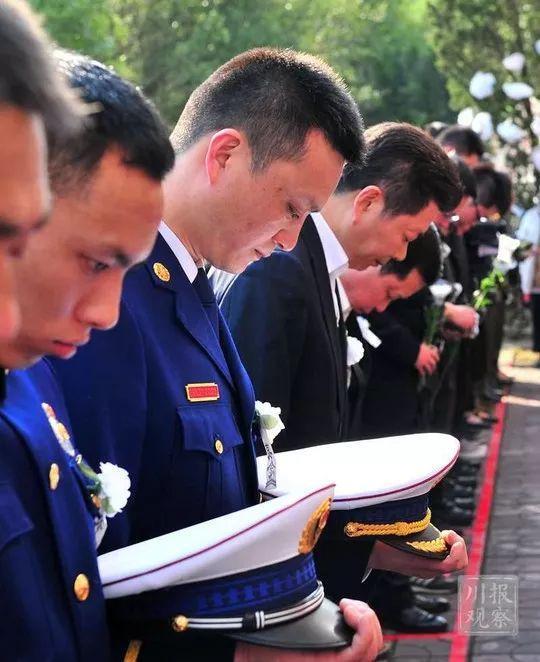 魂归故里！凉山火灾牺牲英雄回家，万千群众含泪迎接，送救火英雄“最后一程”