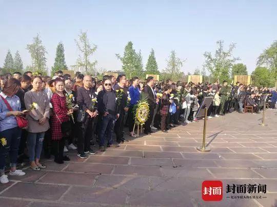 魂归故里！凉山火灾牺牲英雄回家，万千群众含泪迎接，送救火英雄“最后一程”