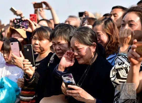 魂归故里！凉山火灾牺牲英雄回家，万千群众含泪迎接，送救火英雄“最后一程”