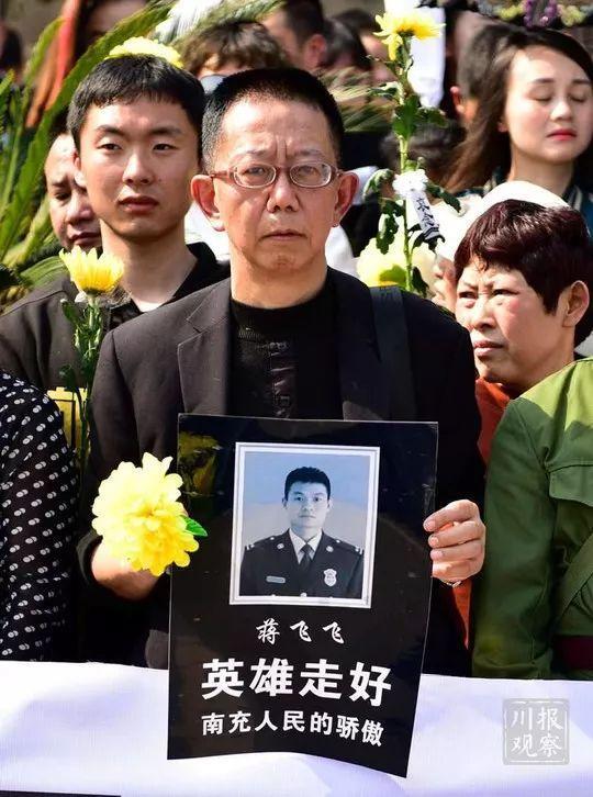 魂归故里！凉山火灾牺牲英雄回家，万千群众含泪迎接，送救火英雄“最后一程”