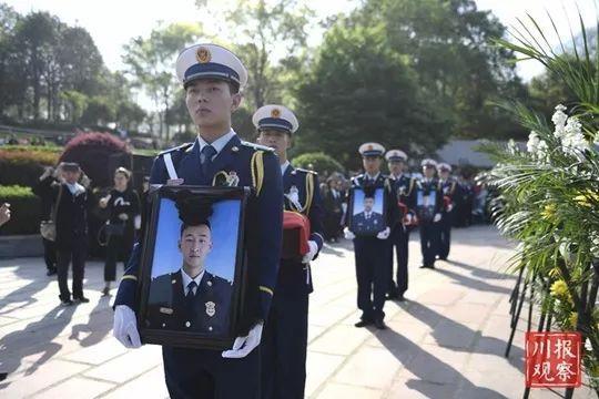 魂归故里！凉山火灾牺牲英雄回家，万千群众含泪迎接，送救火英雄“最后一程”