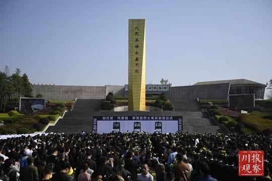 魂归故里！凉山火灾牺牲英雄回家，万千群众含泪迎接，送救火英雄“最后一程”