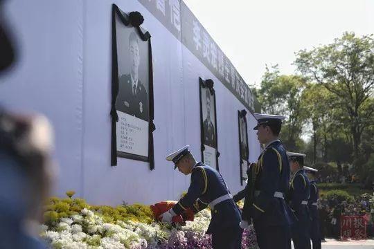 魂归故里！凉山火灾牺牲英雄回家，万千群众含泪迎接，送救火英雄“最后一程”