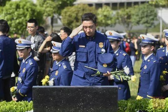 魂归故里！凉山火灾牺牲英雄回家，万千群众含泪迎接，送救火英雄“最后一程”