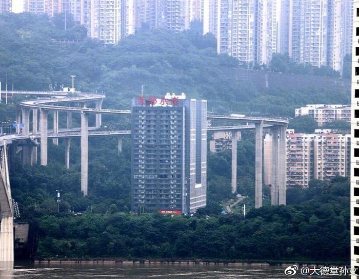 百米大楼斜而不倒!网红重庆到底有多“奇葩”?