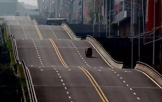 百米大楼斜而不倒!网红重庆到底有多“奇葩”?