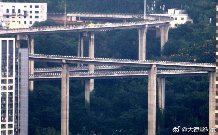 百米大楼斜而不倒!网红重庆到底有多“奇葩”?