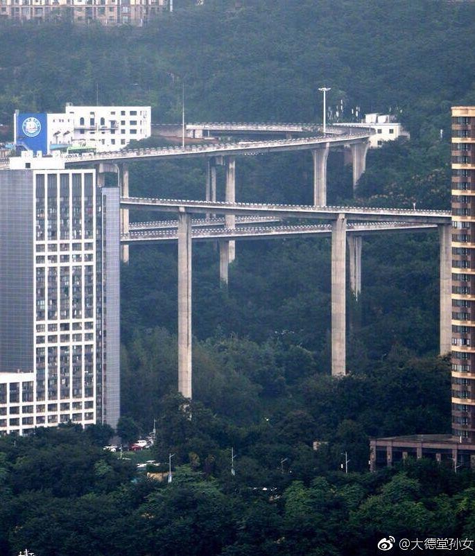 百米大楼斜而不倒!网红重庆到底有多“奇葩”?