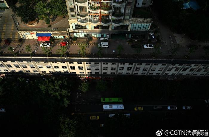 百米大楼斜而不倒!网红重庆到底有多“奇葩”?