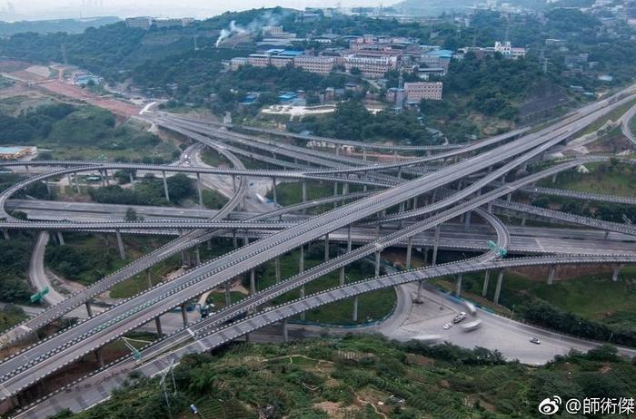 百米大楼斜而不倒!网红重庆到底有多“奇葩”?