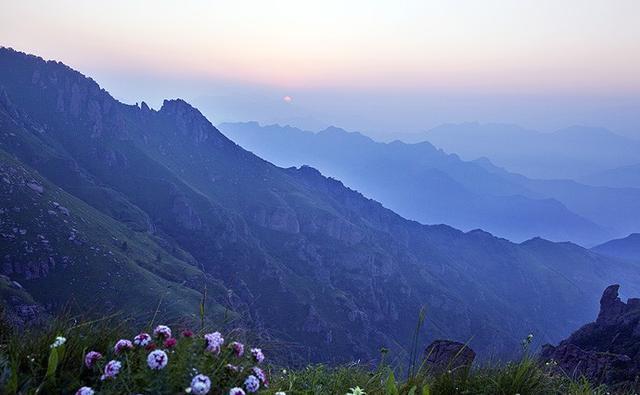 这里是河北省海拔最高的山村，盛夏，人们都来这里避暑
