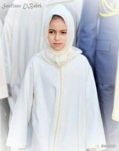 ​最美王妃的女儿长大了，一副傲娇高冷模样很有范儿