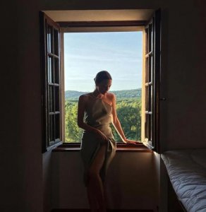 ​第一艳星：退圈，去造卫星