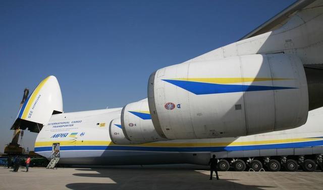 运20和安225相比，载重相差184吨，最大起飞重量相差420吨