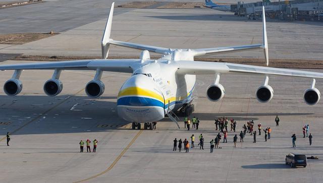 运20和安225相比，载重相差184吨，最大起飞重量相差420吨