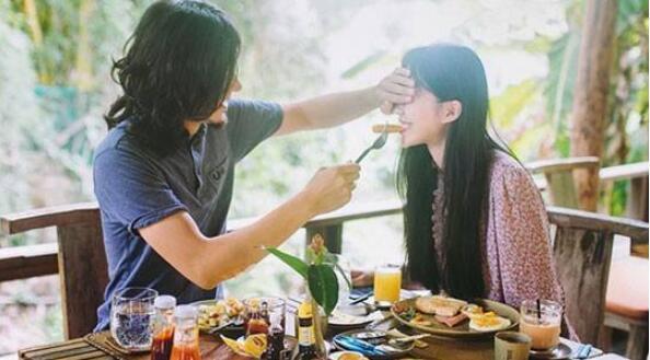 网红情侣交往十年男方劈腿,拍分手视频被疑抄袭,这都是啥操作?