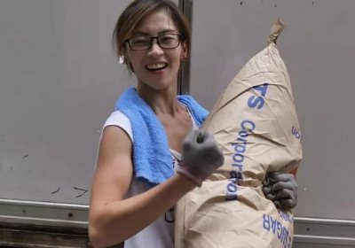 ​香港“最性感搬运工”女孩，因高颜值被富二代看中，如今让人羡慕