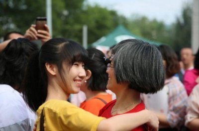​那位走出考场,立马跪谢母亲的安徽考生,最终高考成绩令人称赞