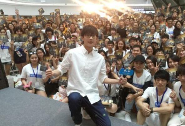 身处娱乐圈却从无浮躁感，默默前行的许嵩，或许才是最佳音乐人吧