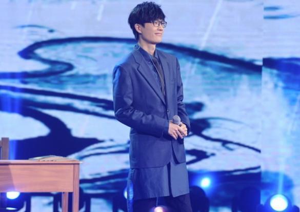 身处娱乐圈却从无浮躁感，默默前行的许嵩，或许才是最佳音乐人吧