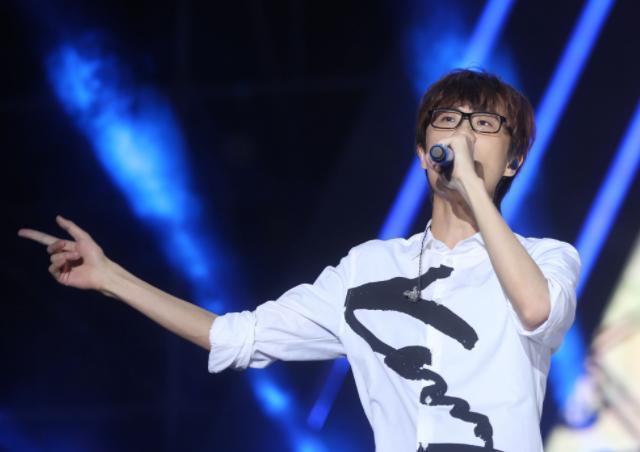 身处娱乐圈却从无浮躁感，默默前行的许嵩，或许才是最佳音乐人吧