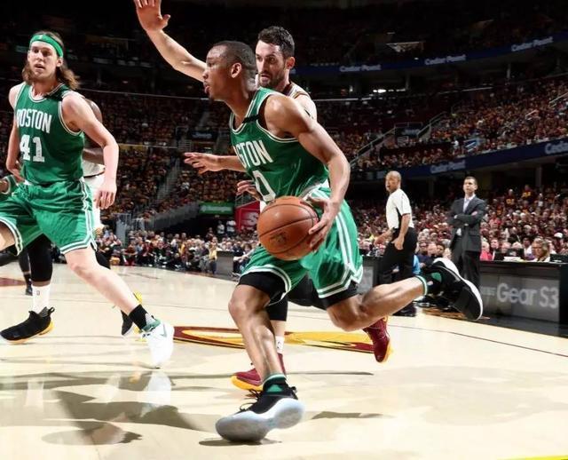 雷霆季后赛25分翻盘仅排名历史第五！湖人绿军上榜三次马刺最惨！