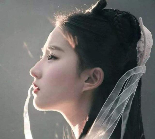 金庸笔下最惨女子,金庸给她天使容颜,奈何却有一“禽兽”父亲