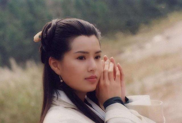 金庸笔下最惨女子,金庸给她天使容颜,奈何却有一“禽兽”父亲