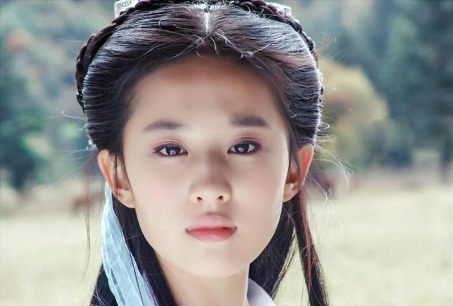 金庸笔下最惨女子,金庸给她天使容颜,奈何却有一“禽兽”父亲