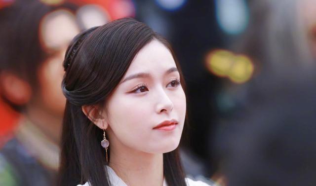 金庸笔下最惨女子,金庸给她天使容颜,奈何却有一“禽兽”父亲