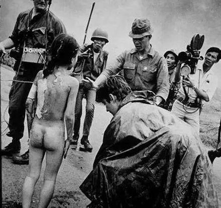 越战最经典的照片的主人公,被美国CIA利用了