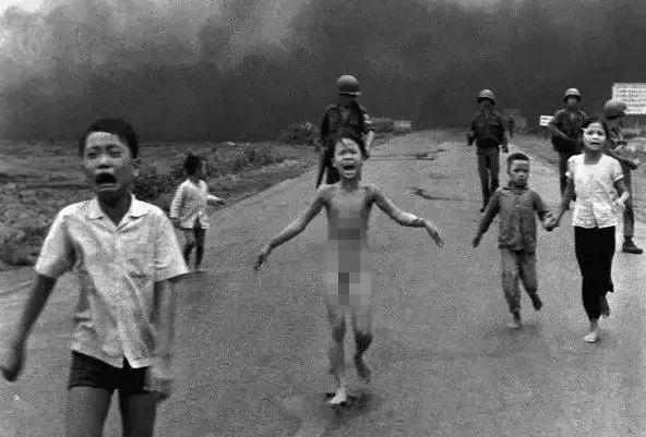 越战最经典的照片的主人公,被美国CIA利用了